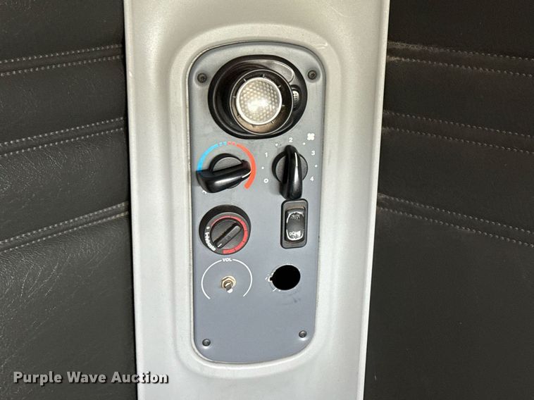 image for item ED5588 2005 Freightliner CST120 semi truck