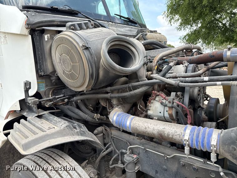 image for item ED5588 2005 Freightliner CST120 semi truck