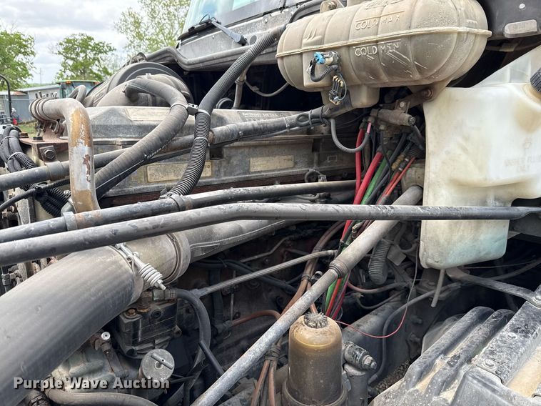 image for item ED5588 2005 Freightliner CST120 semi truck