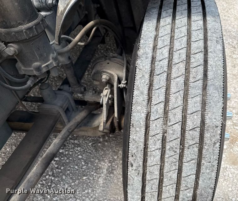 image for item ED5588 2005 Freightliner CST120 semi truck