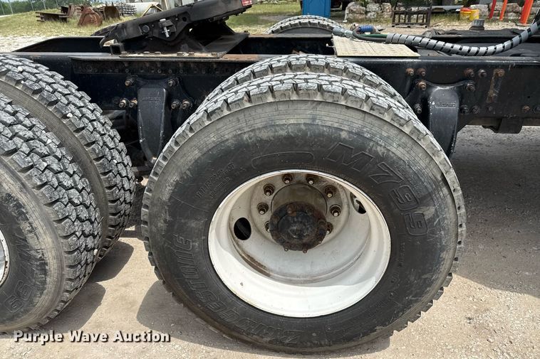 image for item ED5588 2005 Freightliner CST120 semi truck