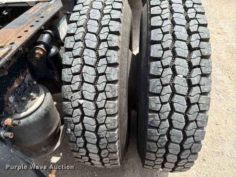 image for item ED5588 2005 Freightliner CST120 semi truck