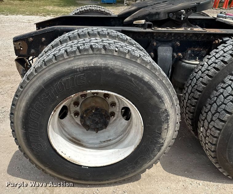 image for item ED5588 2005 Freightliner CST120 semi truck