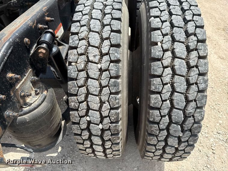 image for item ED5588 2005 Freightliner CST120 semi truck