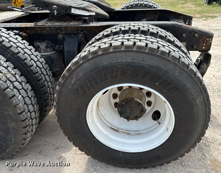 image for item ED5588 2005 Freightliner CST120 semi truck