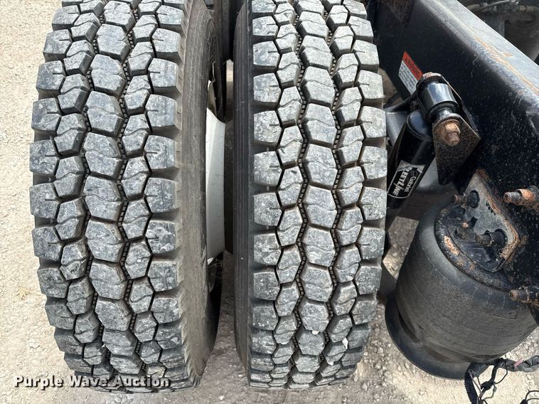 image for item ED5588 2005 Freightliner CST120 semi truck