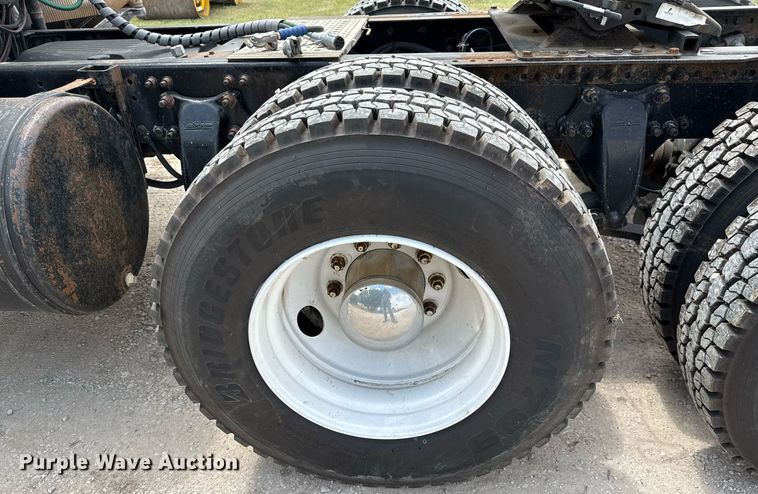 image for item ED5588 2005 Freightliner CST120 semi truck