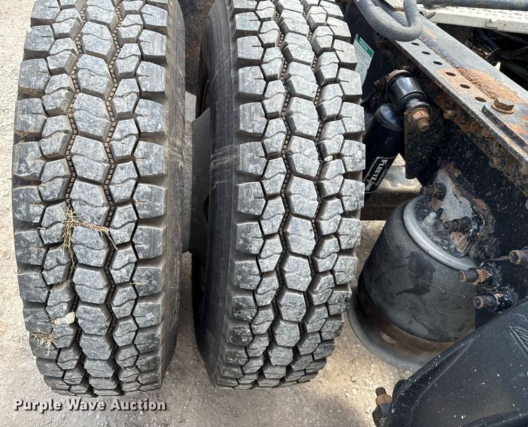 image for item ED5588 2005 Freightliner CST120 semi truck