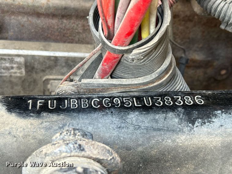 image for item ED5588 2005 Freightliner CST120 semi truck