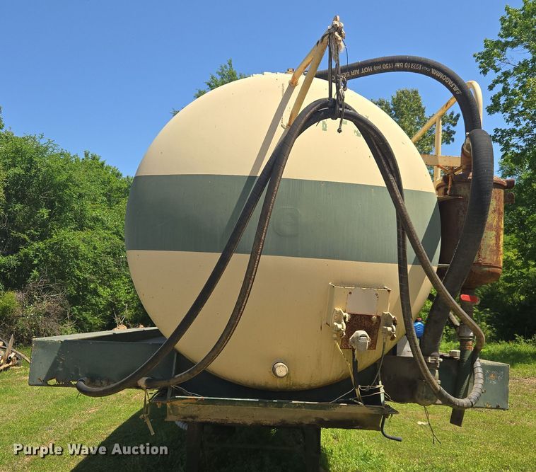 image for item EF2992 2001 Pioneer 130-BBL vacuum trailer