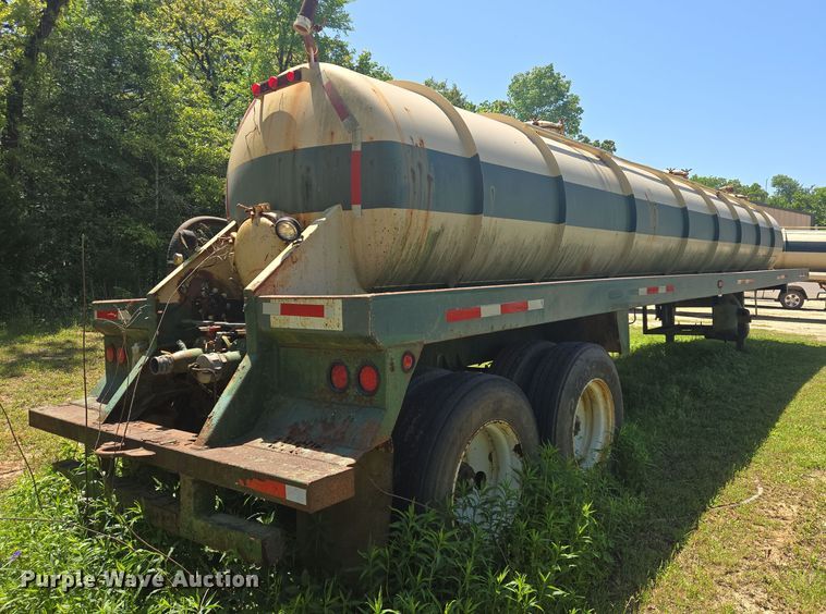 image for item EF2992 2001 Pioneer 130-BBL vacuum trailer
