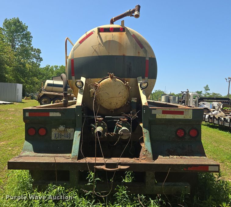 image for item EF2992 2001 Pioneer 130-BBL vacuum trailer