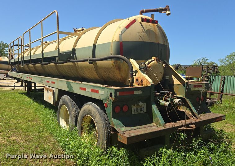 image for item EF2992 2001 Pioneer 130-BBL vacuum trailer