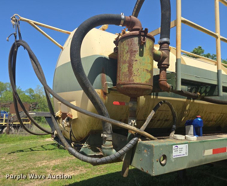 image for item EF2992 2001 Pioneer 130-BBL vacuum trailer