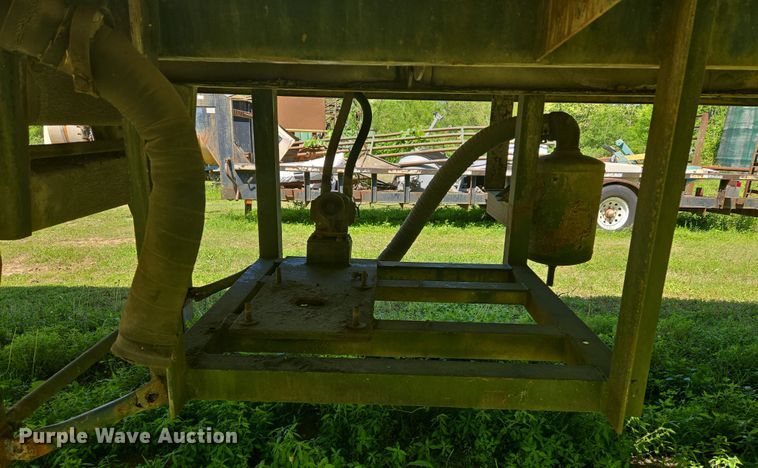 image for item EF2992 2001 Pioneer 130-BBL vacuum trailer