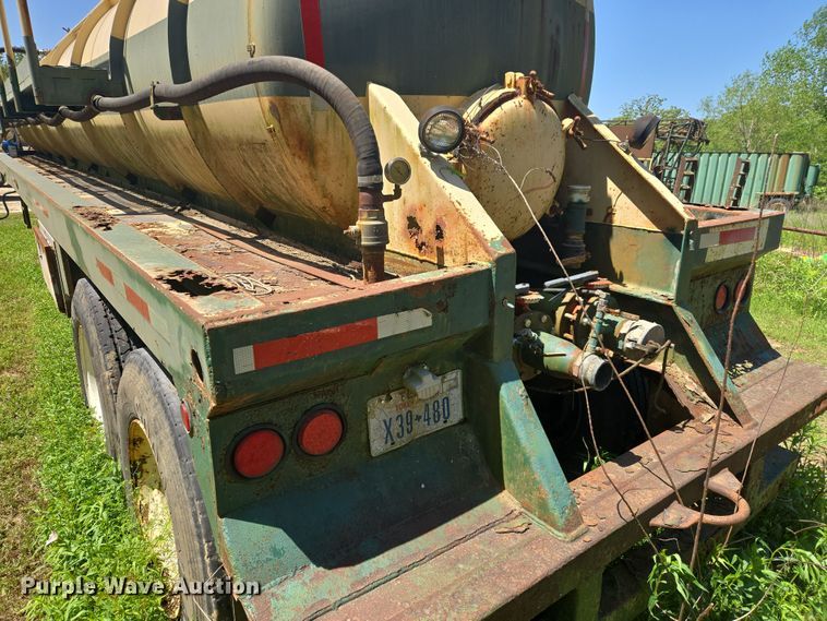 image for item EF2992 2001 Pioneer 130-BBL vacuum trailer