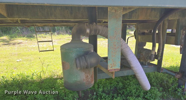 image for item EF2992 2001 Pioneer 130-BBL vacuum trailer