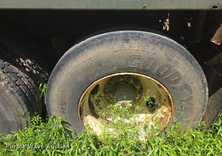 image for item EF2992 2001 Pioneer 130-BBL vacuum trailer