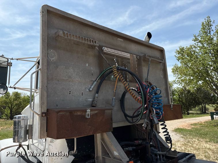 image for item EF3013 1999 Peterbilt 357 semi truck