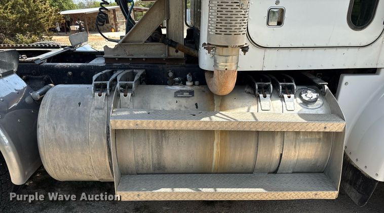 image for item EF3013 1999 Peterbilt 357 semi truck