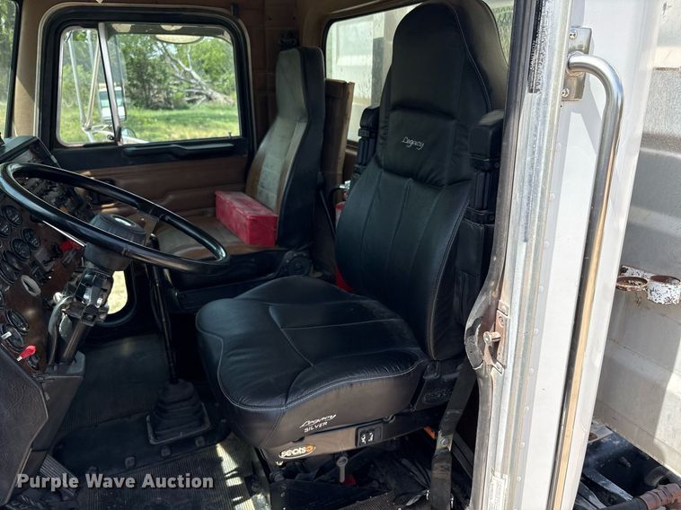 image for item EF3013 1999 Peterbilt 357 semi truck