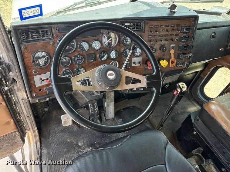 image for item EF3013 1999 Peterbilt 357 semi truck