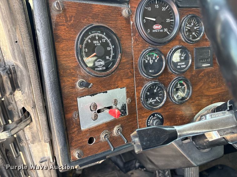 image for item EF3013 1999 Peterbilt 357 semi truck