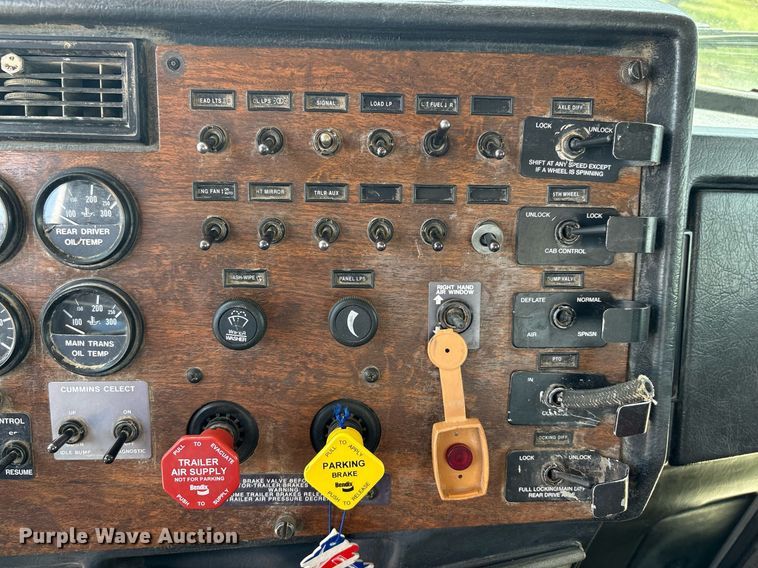 image for item EF3013 1999 Peterbilt 357 semi truck