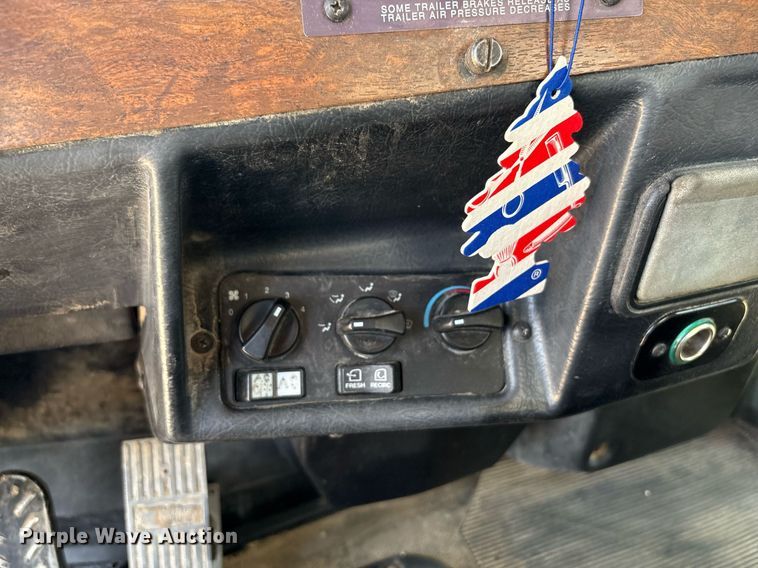 image for item EF3013 1999 Peterbilt 357 semi truck