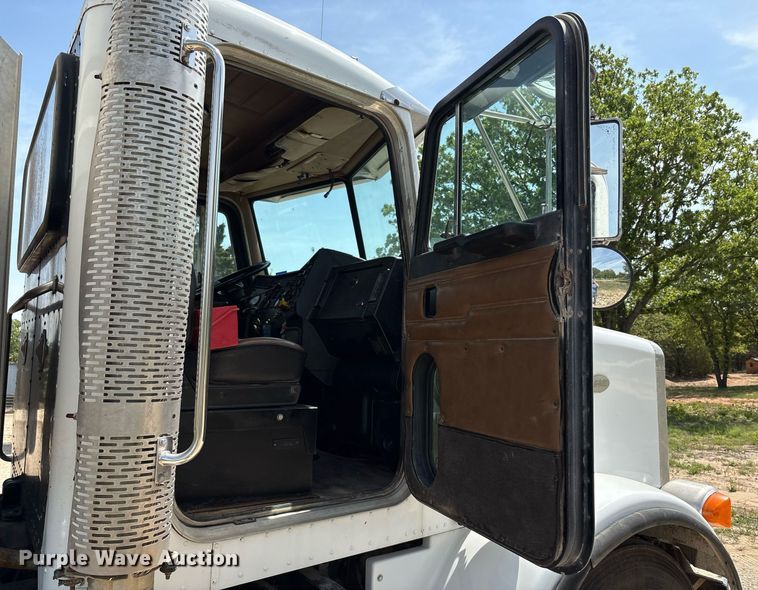 image for item EF3013 1999 Peterbilt 357 semi truck