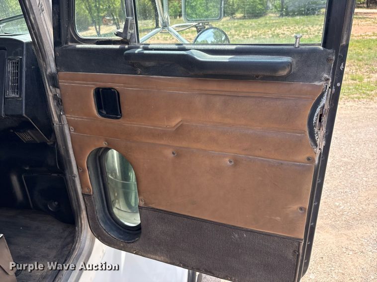 image for item EF3013 1999 Peterbilt 357 semi truck