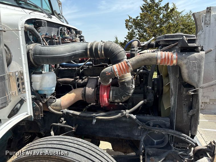 image for item EF3013 1999 Peterbilt 357 semi truck