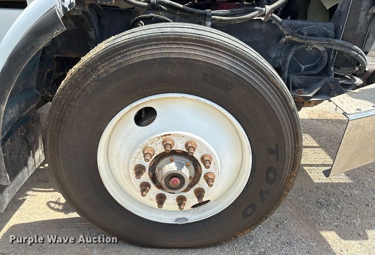 image for item EF3013 1999 Peterbilt 357 semi truck