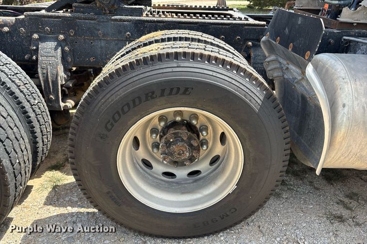 image for item EF3013 1999 Peterbilt 357 semi truck