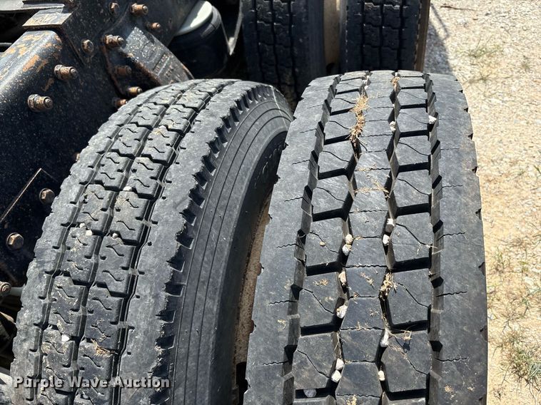 image for item EF3013 1999 Peterbilt 357 semi truck