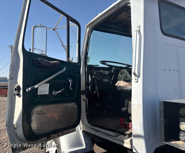 image for item EF3030 1987 Ford L8000 semi truck