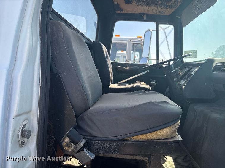 image for item EF3030 1987 Ford L8000 semi truck