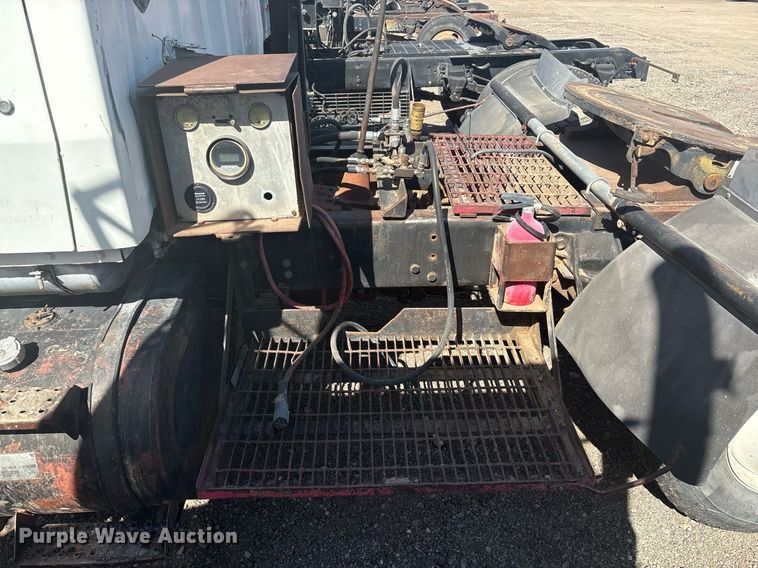 image for item EF3031 1987 Ford L8000 semi truck