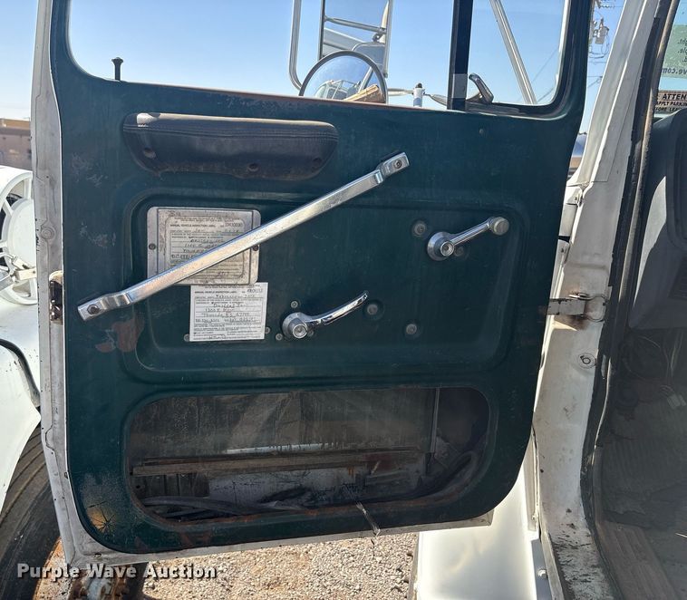 image for item EF3031 1987 Ford L8000 semi truck