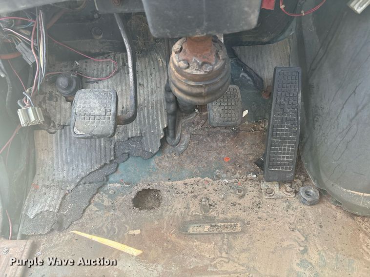 image for item EF3031 1987 Ford L8000 semi truck