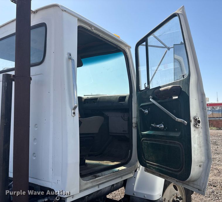 image for item EF3031 1987 Ford L8000 semi truck