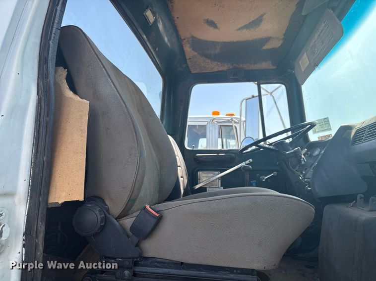 image for item EF3031 1987 Ford L8000 semi truck