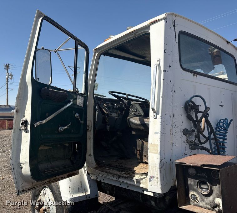 image for item EF3032 1987 Ford LN8000 semi truck