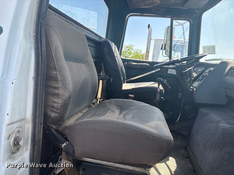 image for item EF3032 1987 Ford LN8000 semi truck