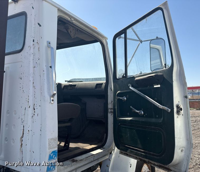 image for item EF3032 1987 Ford LN8000 semi truck