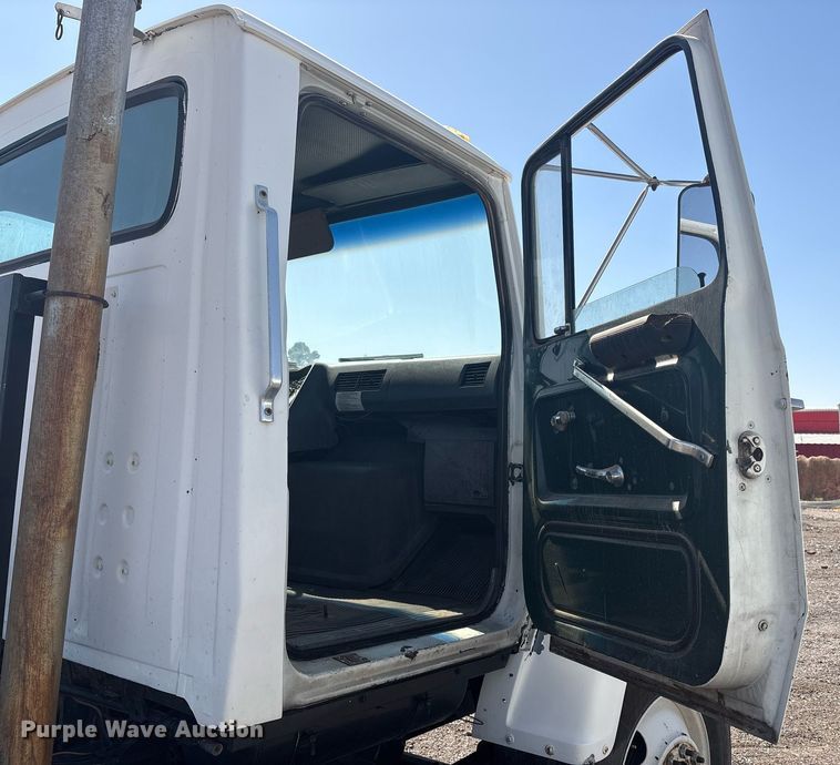 image for item EF3033 1987 Ford L8000 semi truck