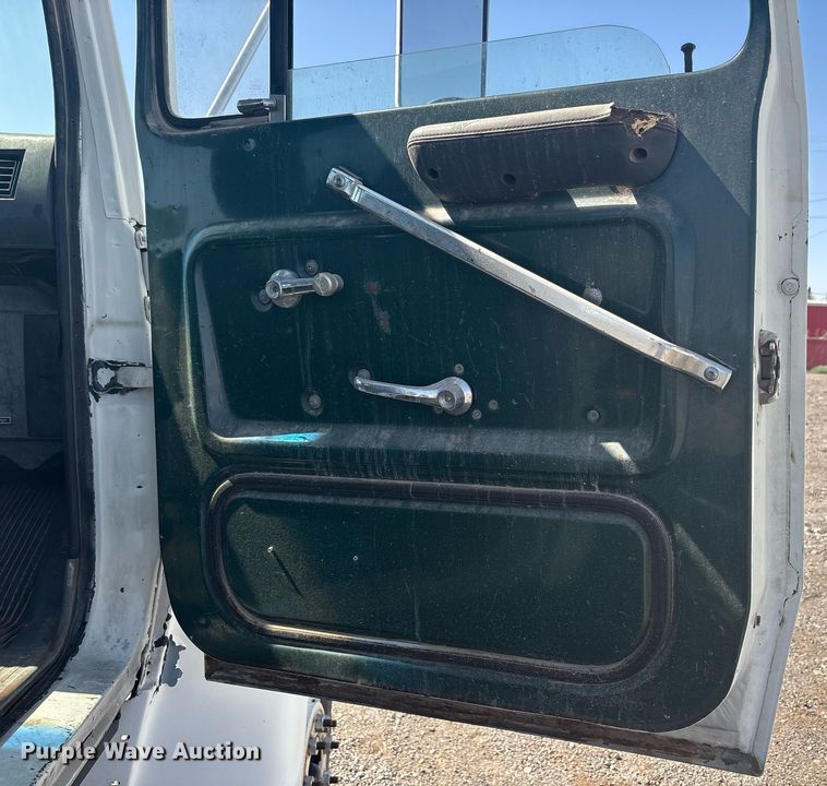 image for item EF3033 1987 Ford L8000 semi truck