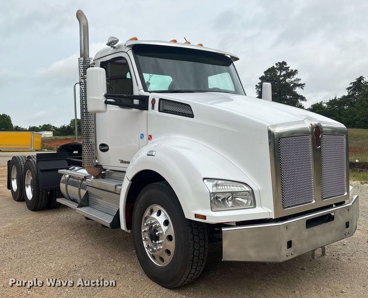 image for item EF3098 2020 Kenworth T880 semi truck