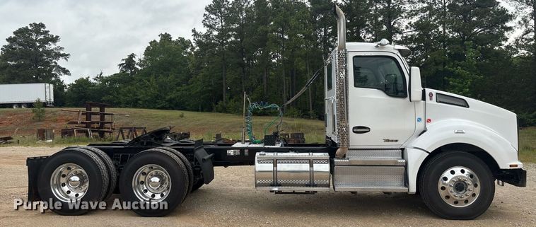 image for item EF3098 2020 Kenworth T880 semi truck