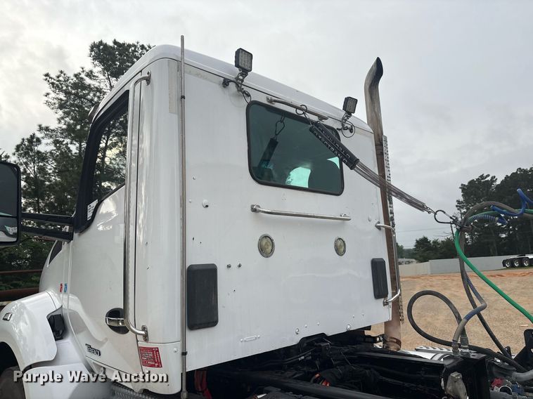 image for item EF3098 2020 Kenworth T880 semi truck